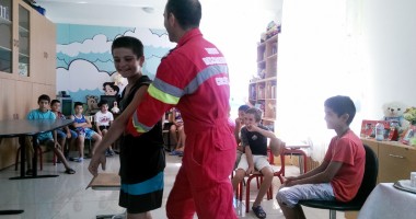 Lecții pentru copiii din centrele  de plasament,  de la pompieri - 1