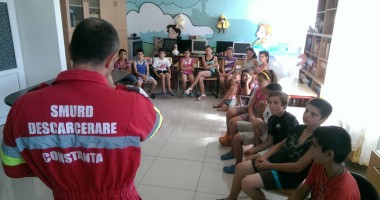 Lecții pentru copiii din centrele  de plasament,  de la pompieri - 5