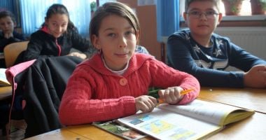 Stire din Cultură-Educație : Lecții online și teleșcoală. Dar ce facem cu elevii care nu au nici măcar curent electric acasă?