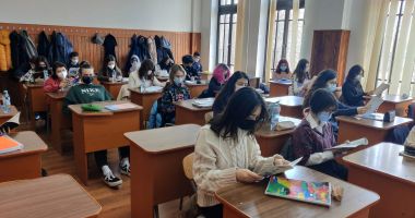 Stire din Cultură-Educație : Voluntarii mirciști au donat cărți de Ziua Națională a Lecturii