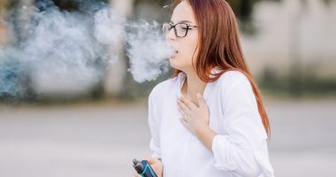 Stire din Social : Minorii nu mai au voie să fumeze produse electronice cu sau fără tutun. Amenzi uriașe