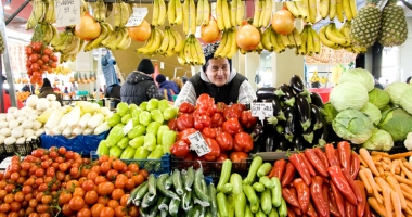 Stire din Social : Legume și fructe cu pesticide  pe masa românilor.  Supermarketurile refuză produsele românești pentru că "nu arată bine"