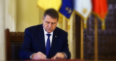 Stire din Politică-Administrație : Lege promulgată de Iohannis: Educatorii și învățătorii nu vor mai fi obligați să absolve studii universitare
