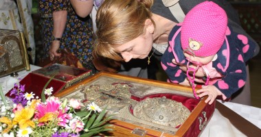 Stire din Eveniment : SUTE DE CREDINCIOȘI vor să atingă lemnul SFINTEI CRUCI / GALERIE FOTO