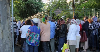SUTE DE CREDINCIOȘI vor să atingă lemnul SFINTEI CRUCI / GALERIE FOTO - 17
