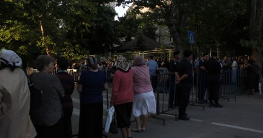 SUTE DE CREDINCIOȘI vor să atingă lemnul SFINTEI CRUCI / GALERIE FOTO - 18