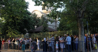 SUTE DE CREDINCIOȘI vor să atingă lemnul SFINTEI CRUCI / GALERIE FOTO - 19