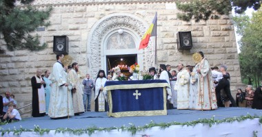 SUTE DE CREDINCIOȘI vor să atingă lemnul SFINTEI CRUCI / GALERIE FOTO - 3