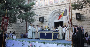 SUTE DE CREDINCIOȘI vor să atingă lemnul SFINTEI CRUCI / GALERIE FOTO - 4