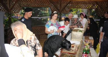 SUTE DE CREDINCIOȘI vor să atingă lemnul SFINTEI CRUCI / GALERIE FOTO - 5