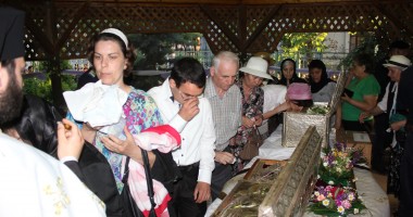 SUTE DE CREDINCIOȘI vor să atingă lemnul SFINTEI CRUCI / GALERIE FOTO - 6