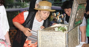 SUTE DE CREDINCIOȘI vor să atingă lemnul SFINTEI CRUCI / GALERIE FOTO - 7