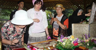 SUTE DE CREDINCIOȘI vor să atingă lemnul SFINTEI CRUCI / GALERIE FOTO - 8