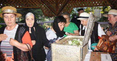 SUTE DE CREDINCIOȘI vor să atingă lemnul SFINTEI CRUCI / GALERIE FOTO - 9