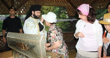 SUTE DE CREDINCIOȘI vor să atingă lemnul SFINTEI CRUCI / GALERIE FOTO - 10