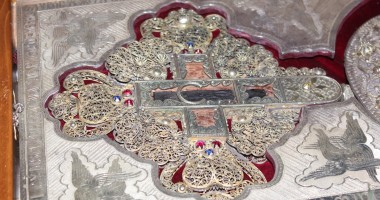 SUTE DE CREDINCIOȘI vor să atingă lemnul SFINTEI CRUCI / GALERIE FOTO - 11