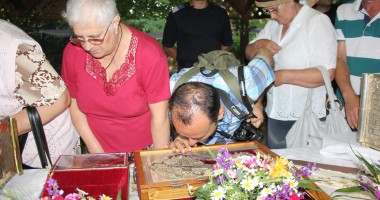 SUTE DE CREDINCIOȘI vor să atingă lemnul SFINTEI CRUCI / GALERIE FOTO - 2