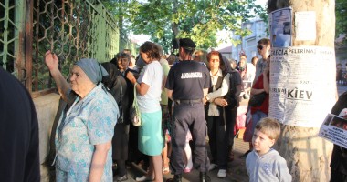 SUTE DE CREDINCIOȘI vor să atingă lemnul SFINTEI CRUCI / GALERIE FOTO - 13