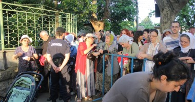 SUTE DE CREDINCIOȘI vor să atingă lemnul SFINTEI CRUCI / GALERIE FOTO - 14