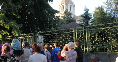 SUTE DE CREDINCIOȘI vor să atingă lemnul SFINTEI CRUCI / GALERIE FOTO - 15