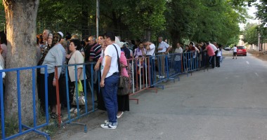 SUTE DE CREDINCIOȘI vor să atingă lemnul SFINTEI CRUCI / GALERIE FOTO - 16