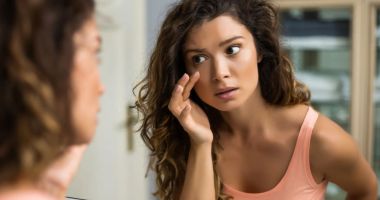 Stire din Sănătate : Cum alegeți lentilele de contact colorate care vi se potrivesc