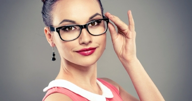 Stire din Sănătate : Lentile de contact sau ochelari? Ce este mai bine să purtăm