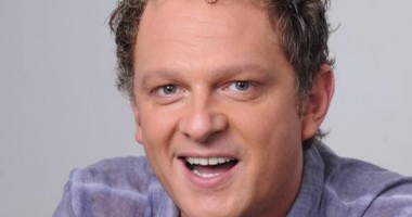 Stire din Monden : Prezentatorul LEONARD MIRON, homosexual și logodit cu un bărbat! Iată cu cine