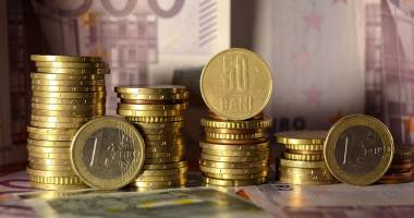 Leul se întărește în raport cu euro