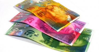Francul e mai slab cu 0,05% în lupta cu leul