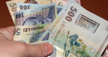Stire din Economie : Leul lovește francul elvețian, dar o încasează de la euro și dolar
