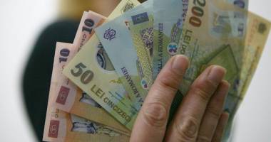 Stire din Economie : Leul îngenuncheat de dolar se răzbună pe euro și francul elvețian