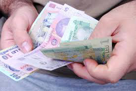 Leul călărește dolarul și francul elvețian, dar pierde la euro