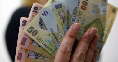 Stire din Economie : Leul, îngenuncheat de dolar și francul elvețian
