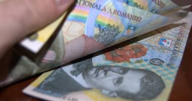 Leul câștigă la euro și dolar