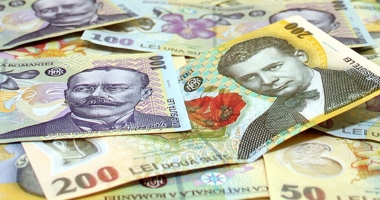 Leul pierde la dolar și francul elvețian