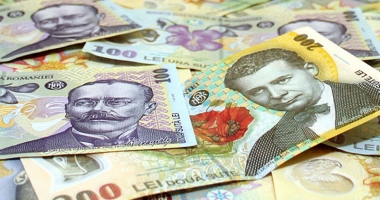 Leul a câștigat la dolar și francul elvețian