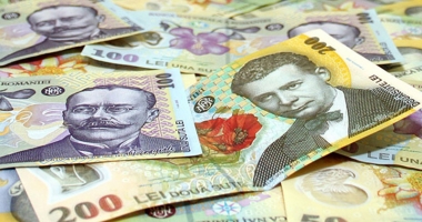 Leul câștigă la francul elvețian, dar pierde la euro și dolar