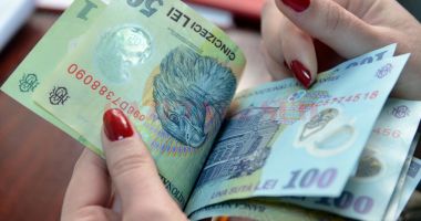 Leul pierde la euro și dolar, dar câștigă la francul elvețian