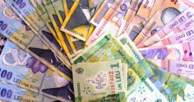 Leul ciupește din euro și francul elvețian, dar pierde cu dolarul