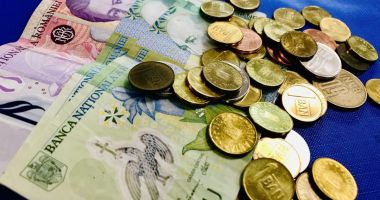 Stire din Economie : Leul e mușcat de euro și francul elvețian, dar se răzbună pe dolar