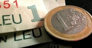 Leul își continuă deprecierea în fața dolarului