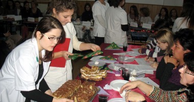 Stire din Cultură-Educație : Liceele tehnologice s-au întrecut  în… dulciuri de casă