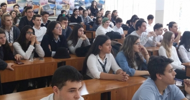 Stire din Cultură-Educație : Liceenii de la "Ovidius", inițiați în tehnologie și antreprenoriat