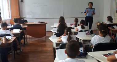 Stire din Eveniment : Liceenii, instruiți de polițiști despre cum și cui să ceară ajutor
