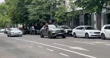 Gesturi periculoase în trafic. Absolvenți din Constanța, filmați ieșind din autoturisme aflate în mers