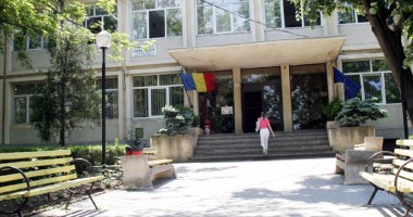 Stire din Cultură-Educație : Cum a ajuns un elev să-și acuze directorul de discriminare