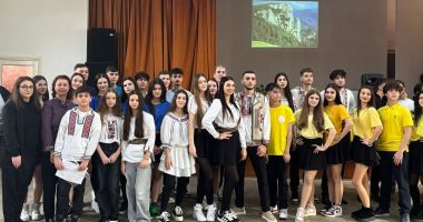 Stire din Cultură-Educație : Ziua Națională sărbătorită, în avans, de elevii Liceului ”Lucian Blaga” din Constanța