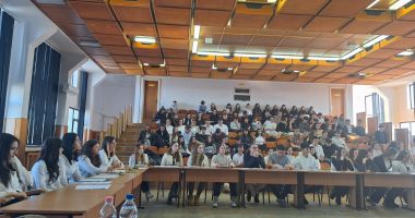 Stire din Cultură-Educație : Liceenii de la ”Callatis” au celebrat Ziua Lecturii alături de scriitori constănțeni