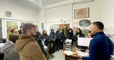 Stire din Cultură-Educație : De la teorie la practică. Viitorii tehnicieni multimedia, în vizită la o firmă de producție publicitară